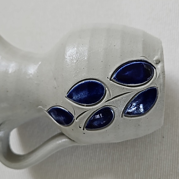 WILLIAMSBURG POTTERY Vintage Hand-Carved Salt Glaze Pitcher Gray & Cobal… - Picture 6 of 9